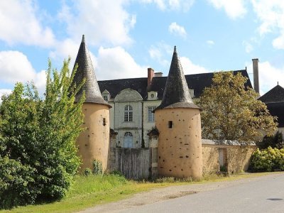 Chateau de la Cour - Ampoigné - Licence creative communs