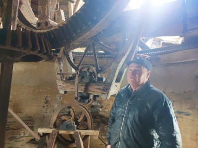 Marcel Hoinard, qui vit depuis soixante-cinq ans au pied du moulin, a hâte de savoir quel sort va être réservé au moulin du Rat. - J Bouildé