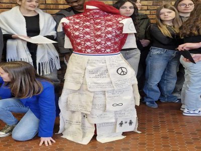 La robe sera exposée dans le hall du lycée. - cm