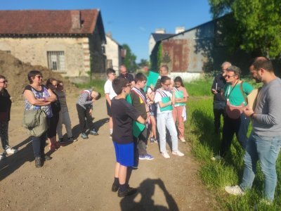 Avant de se retrouver en salle de conseil, les juniors sont allés sur le terrain pour se voir présenter les animations du 3 juin. - J bouildé