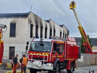 Plus d'une trentaine de pompiers étaient sur place à Châteauneuf-sur-Sarthe (Maine-et-Loire) - Thomas Clavreul