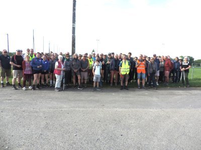 Les 67 randonneurs heureux d'être sous le soleil dès le départ. - LMB
