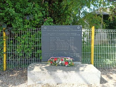 Le 7 mai, les élus s'étaient réunis pour honorer les déportés juifs, enfermés dans les baraquements situés derrière cette plaque, rue nationale - mai 2025 - Aurélie Perré