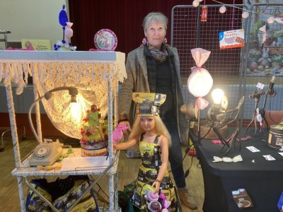 Elisabteh Grimal de Renazé a exposé quelques-unes de ses nombreuses œuvres à Craon lors de la journée L'Fée Mains sur le thème de la gourmandise - Mickael