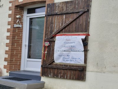 Plusieurs banderoles, affiches, pancartes de riverains opposés au projet trônent dans la commune déléguée. - Charlie Creteur