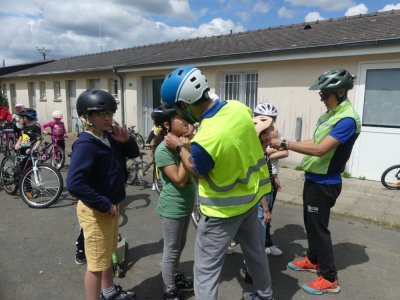 Les deux éducateurs sportifs ont réglé le casque de chaque enfant avant le travail sur les circuits. - Anne Roger