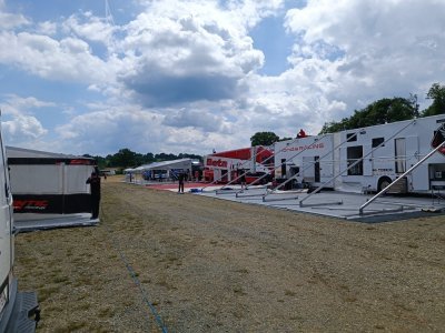 1- Installation du paddock
Dès le jeudi, les camions sont arrivés sur le paddock pour l'installation des ateliers et des lieux d'accueil des différentes équipes. Ce lieu, encore désert, verra passer un grand nombre de visiteurs pendant les deux jours - JF Claudot