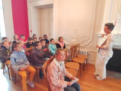 Marie-Thérèse Dilé adjointe a réexoliqué aux enfants le processus du vote - J Bouildé