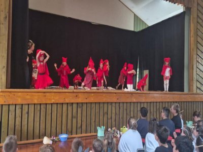 Les enfants pendant une partie de la chorégraphie. - Marion