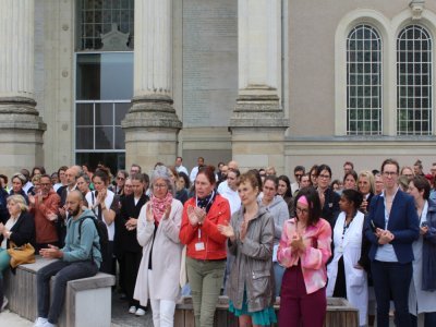 Les collègues de Mélody étaient très nombreux à s'être réuni le 5 juin, à 13 h devant la chapelle du CHU d'Angers (Maine-et-Loire) - Thomas Clavreul