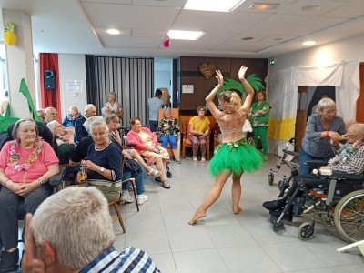 La danseuse aux diverses tenues a ensorcelé les résidents le temps d'une après-midi. - Aurélie Perré