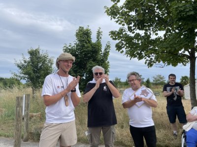 Jean-Marie Mulon, directeur du refuge (au milieu) : "Ce que Valentin a accompli, c'est incroyable. Il l'a fait pour nous, pour les animaux, sans rien demander. " - cm