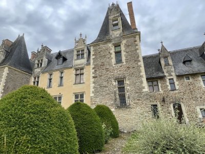 L'édifice se compose de deux parties : l'une en pierre de roussard, sans doute antérieure au XVIe siècle, et l'autre en tuffeau. - Le Haut-Anjou