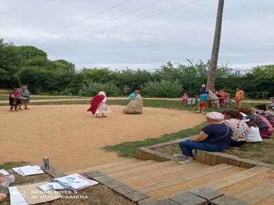 Concours de lancer de menhir, pour clore la journée. - Tatiana Delaunay