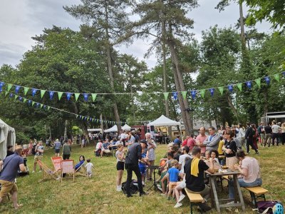 un magicien dans un petit village festif - Renault Frédéric