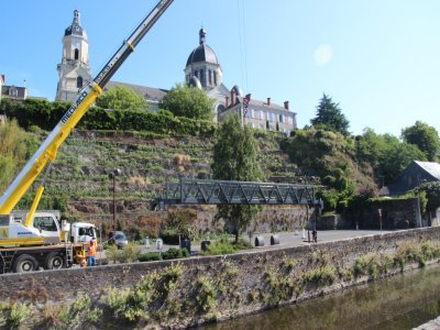 La nouvelle passerelle a été levée à environ 15 mètres.  - Charlie Creteur