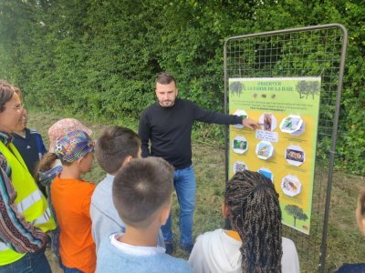 Des panneaux ludiques avaient été installés sur le parcours. Des élèves des deux écoles sont venus apprendre sur la vie autour des arbres. - J Bouildé