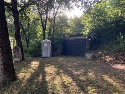 Des toilettes en locations ont été installées devant les anciennes au parc du Fresne près du centre social Douanier Rousseau - Mickael