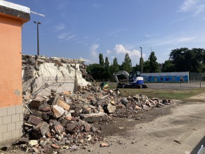 Les vestiaires rasés pour laissé place à deux terrains de padel et un terrain de foot synthétique. De nouveaux vestiaires sont en cours d'aménagement à l'Espace Laurent Davy - Mickael
