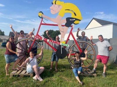 heureux de leur beau velo géant - c