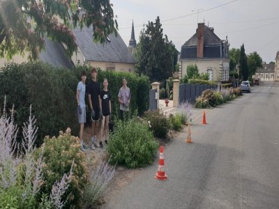 Cloé, Anaëlle, Baptiste et Ethan ont procédé au sarclage des plantations rue Henri 4 - AB