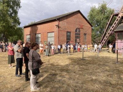 Les habitants et les artistes présents lors du vernissage du 5 juillet au musée de l'ardoise - Mickael