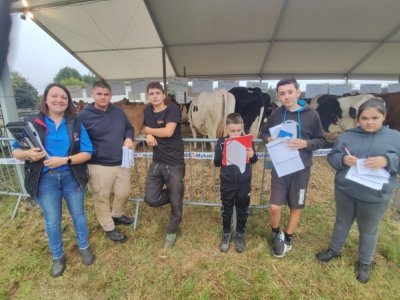 Les jeunes de la Maison familiale et rurale de Segré sont mis à contribution pour juger les spécimens de races exposés. - J Bouildé