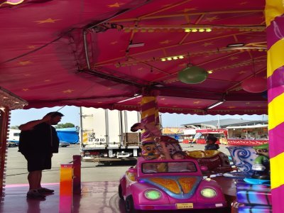 Christophe qui met le pompon pour les enfants présents sur le manège. - EP
