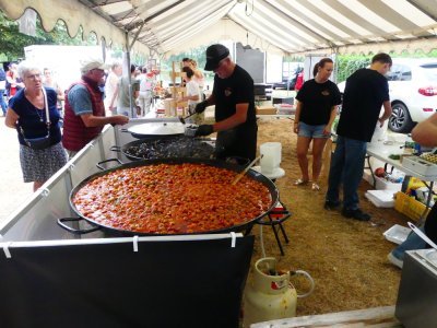 Le stand Sur Le Pouce a régalé les papilles avec moules frites et rougail saucisse. - SG