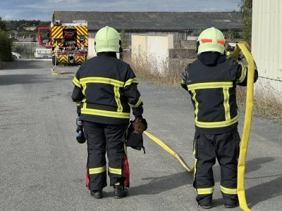 Pompiers et gendarmes étaient sur place à l'entreprise Bizeul pour le feu de camion à Renazé - Mickael