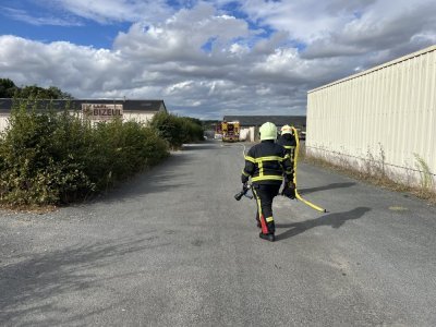 Pompiers et gendarmes étaient sur place à l'entreprise Bizeul pour le feu de camion - Mickael