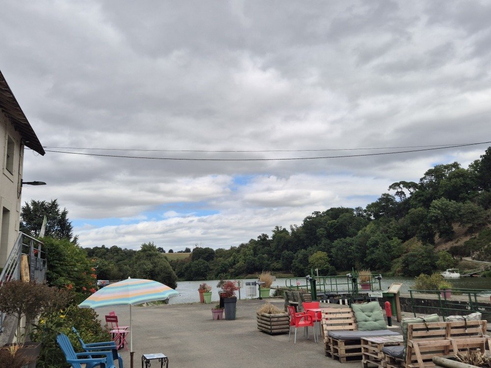 L'Instant d'un thé en face de l'écluse de Neuville, à Saint-Sulpice.