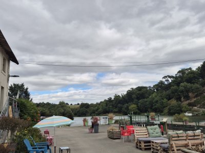L'Instant d'un thé en face de l'écluse de Neuville, à Saint-Sulpice. - EP L'Instant d'un thé en face de l'écluse de Neuville, à Saint-Sulpice. - EP