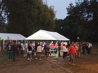230 personnes ont dégusté le menu rougail saucisse servi par la quinzaine de bénévoles de l'ACAL. - Aurélie Perré