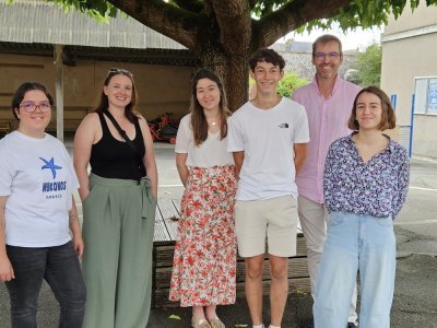 Une équipe renouvelée avec l'arrivée d'Emmanuel Pommier en CM ; Magdeleine Rigaux en CM ; Océane Lemonnier, Lorane Logeron et Mathis Gastineau, ASEM, Maryline Elbert, AESH et Véronique Coat, agent de service. - Frédéréic Renault