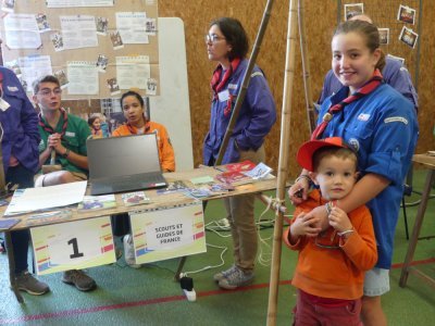 Louison et sa grande sœur Zoé, 13 ans, scout et guide. - Anne Roger