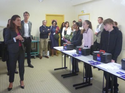 La présidente de la Région devant les élèves de la section des métiers du cuir avec leur mallette. - LMB