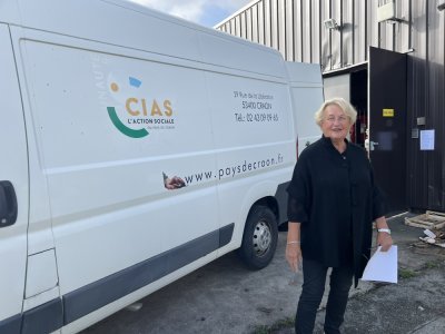 A 81 ans Noëlle Bilheux aide son chauffeur au chargement et déchargement de la marchandise achetée pour l'épicerie sociale - Mickael
