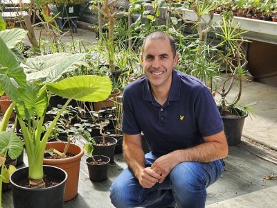 Aurélien Amiel au cœur de la serre de la ville qui produit les plants pour le Lion - Renault Frédéric