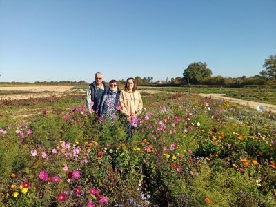 La famille réunie dans les Jardins, devant la prairie de fleurs. - Aurélie Perré