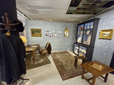 La reconstitution du bureau de la poétesse exposée à la médiathèque à Château-Gontier. - Philippe Simon