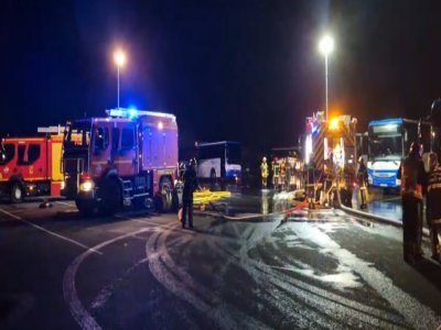 Le sinistre a éclaté vers 20 h 15, touchant une dizaine de bus stationnés sur le site. - EC