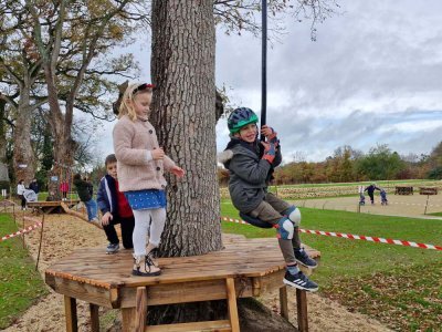 La tyrolienne et le parcours installés dans des chênes centenaires ont ravi les enfants. - Thomas Clavreul