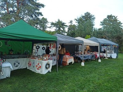 Les stands présentaient des créations locales de bijoux, décorations de Noël, tisanes, huiles essentielles. - Aurélie Perré