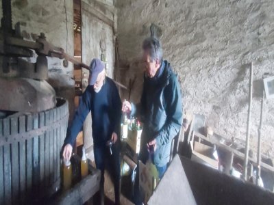 Les participants à la balade ont pu emporter une ou deux bouteilles du jus de pommes fabriqué par René Bouvet.  - J Bouildé