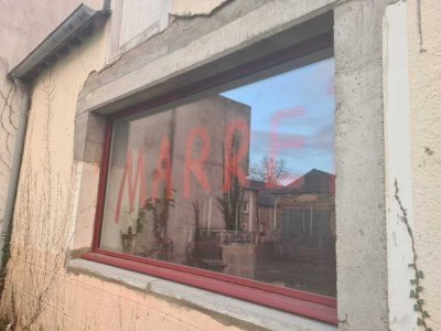 Toutes les vitres de l'ancien restaurant ont été taguées. - Clémentine Marié