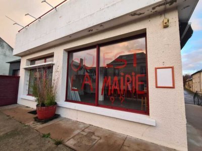 Vitrines taguées sur le bâtiment communal de l'ex-Bistro du Lac. - Clémentine Marié