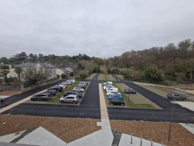 Le pôle tertiaire dispose d'un parking ; 40 places appartiennent à ABC, les autres à la commune. - Elodie Chalandre