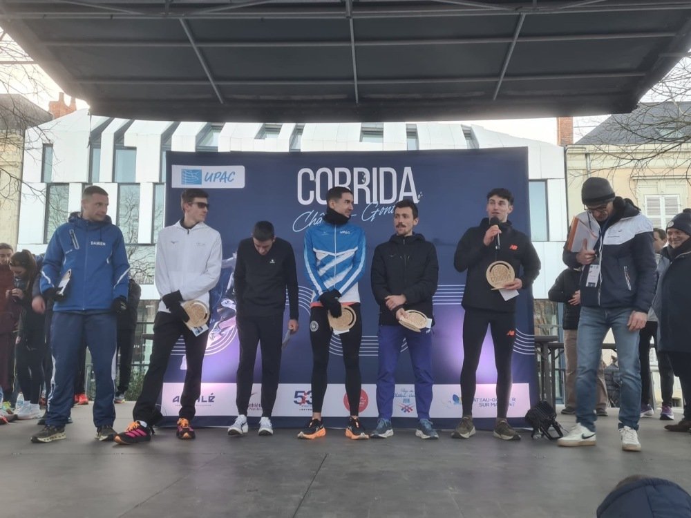 Les six premiers hommes du 10 km de la Corrida de Ch&acirc;teau-Gontier 2025.