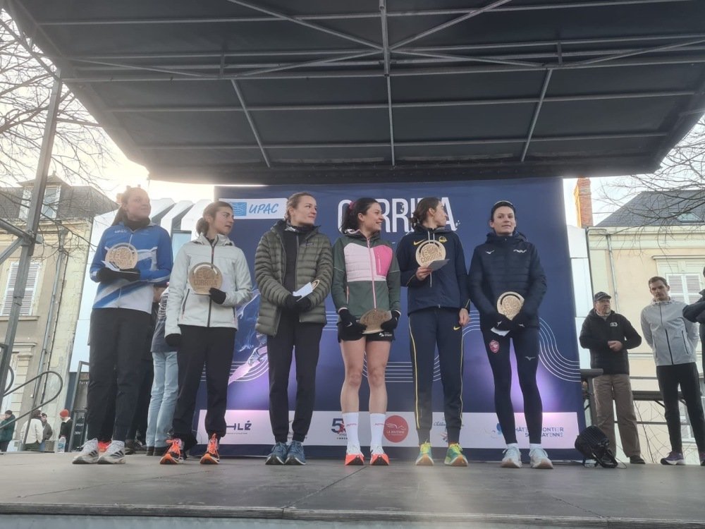 Les six premi&egrave;res femmes du 10 km de la Corrida de Ch&acirc;teau-Gontier 2025.